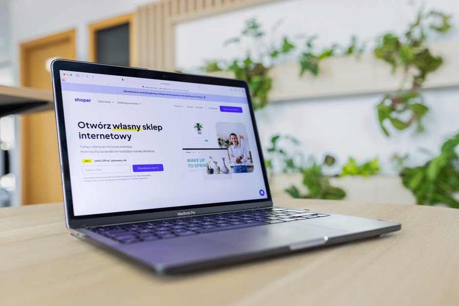 How to Start an E-Commerce Business in 2026 — ReStartWeb AI